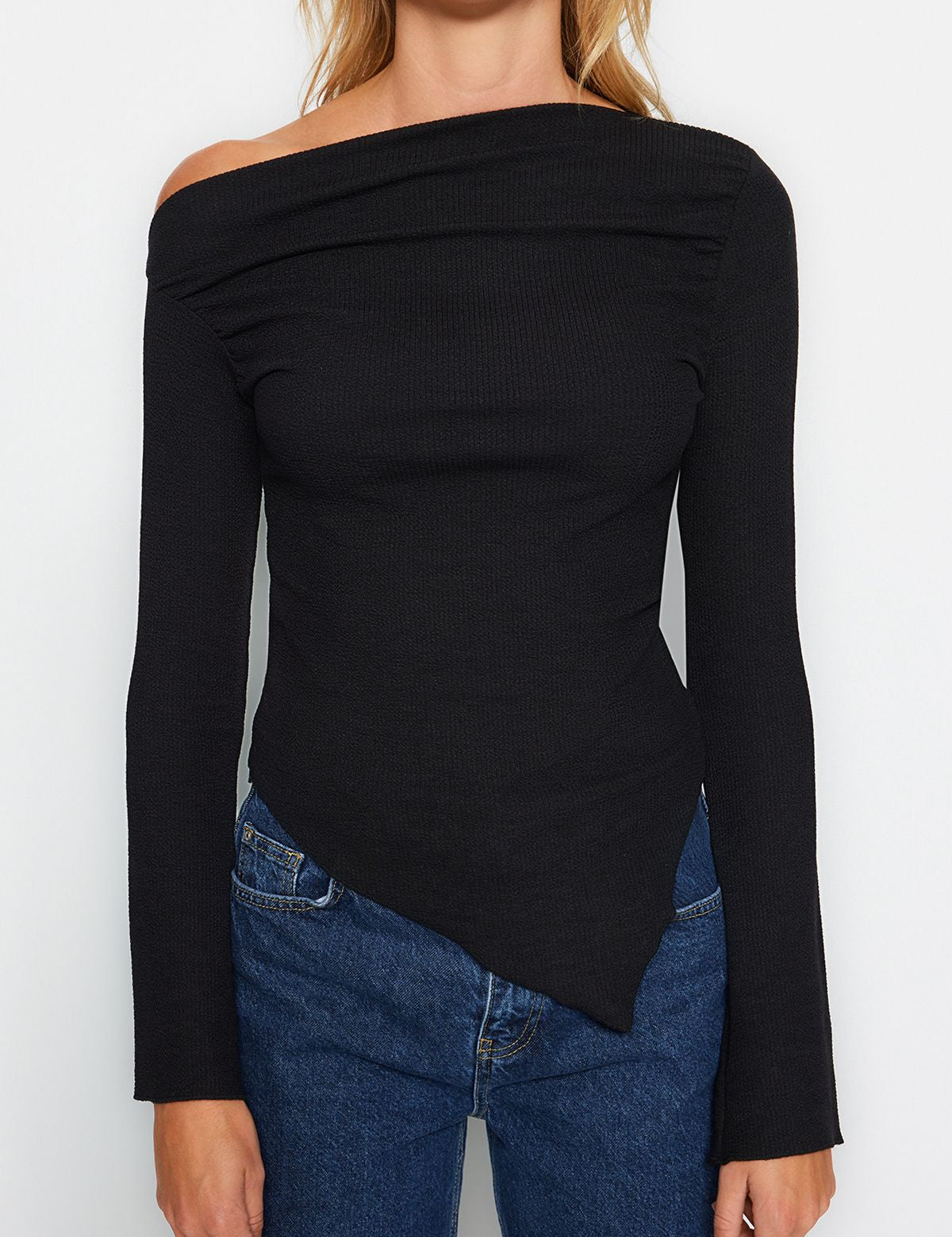 Off-shoulder asymmetrical top
• Black long sleeve top
• Women’s trendy tops
• Elegant off-shoulder blouse
• Asymmetrical fashion top
• Casual chic tops for women
• Date night tops for women