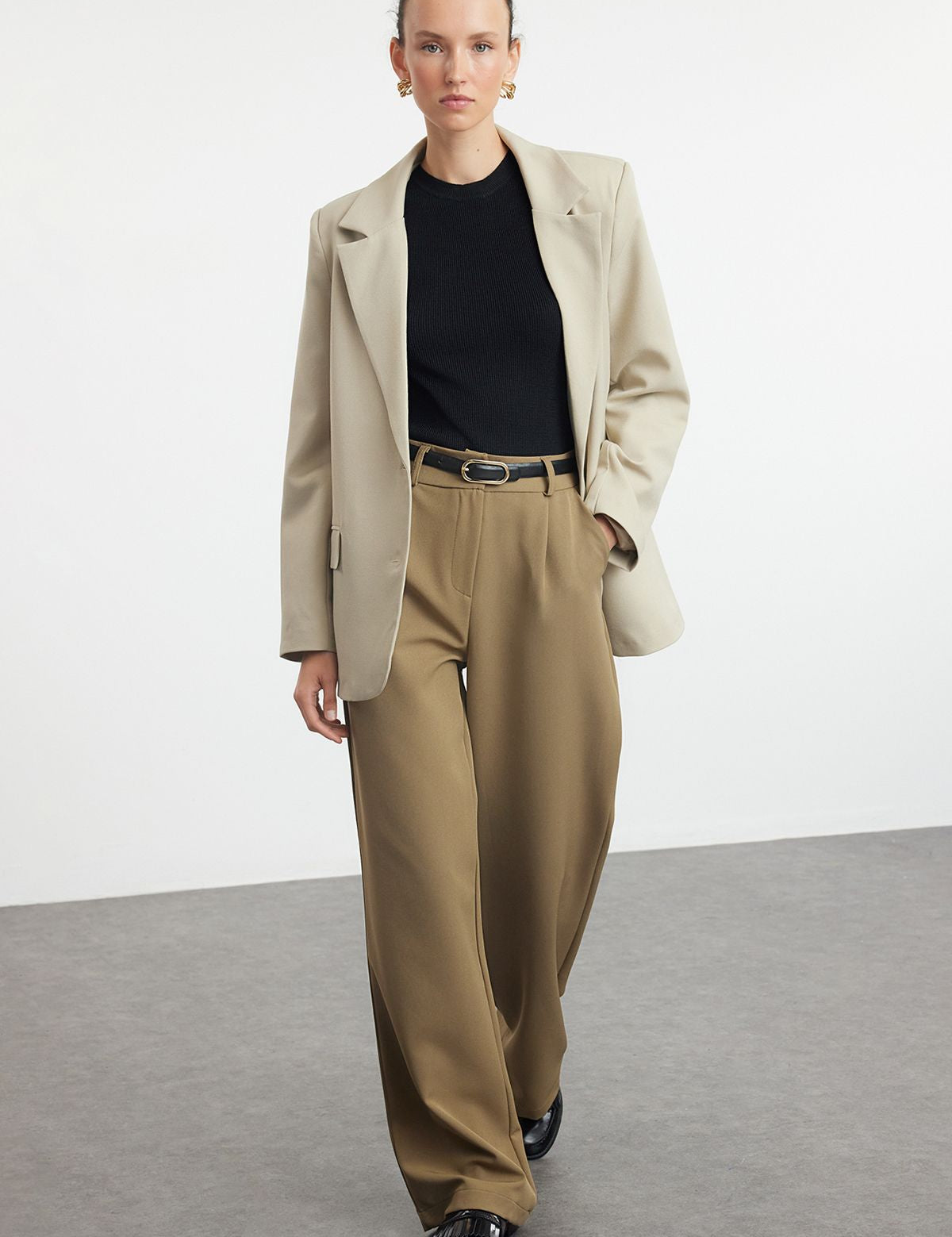 Discover our Women’s High-Waisted Olive Green Wide-Leg Pants for a chic and comfortable look. Perfect for work or casual outings, available in multiple sizes.