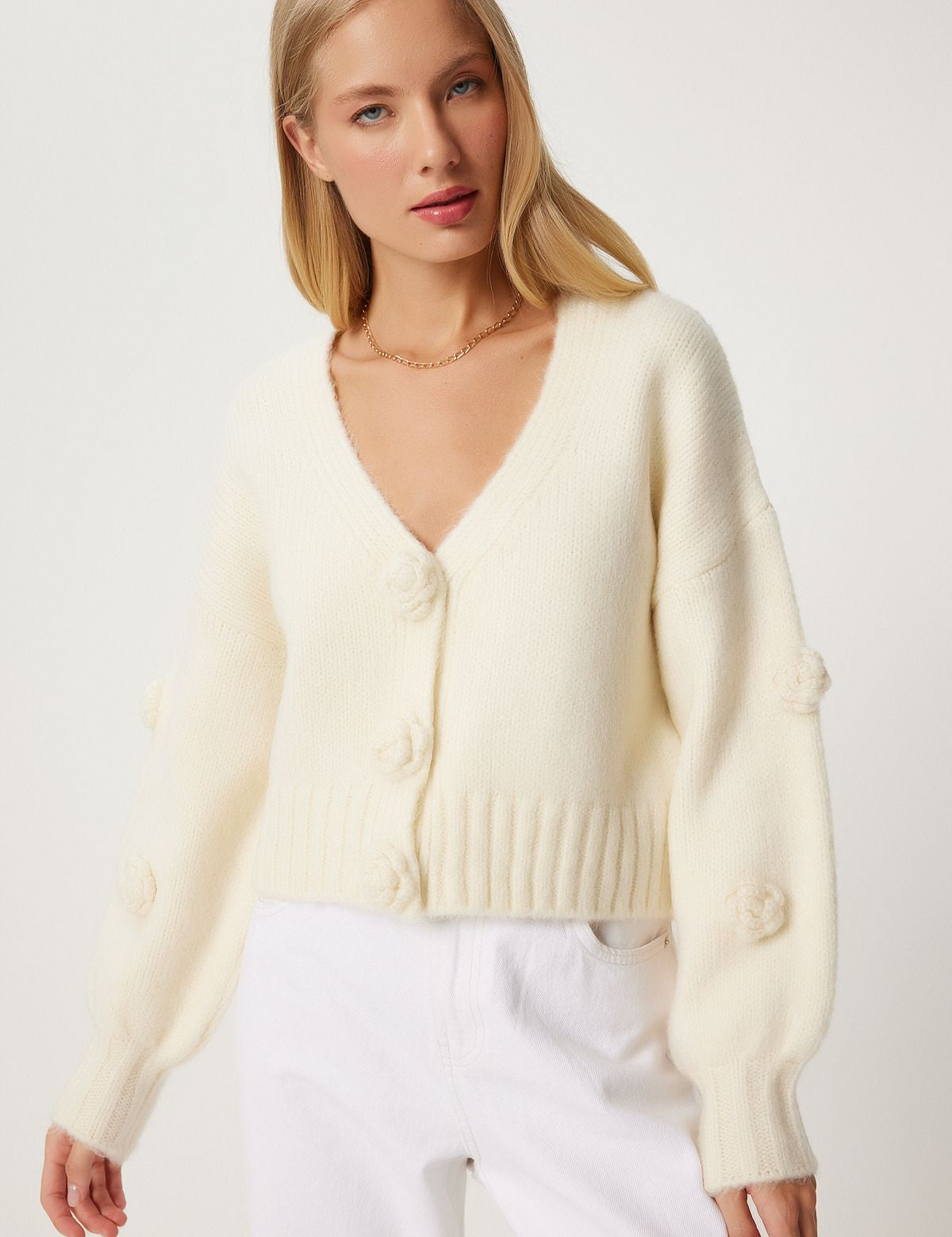 Cream knit cardigan for women
• Women’s pom-pom detail cardigan
• Cozy knit sweater
• Cream button-down cardigan
• Casual women’s cardigan
• Soft knit sweater for winter
• Versatile women’s knitwear
• Chunky knit cardigan with pom-poms
• Winter fashion cardigan
• Women’s layering cardigan