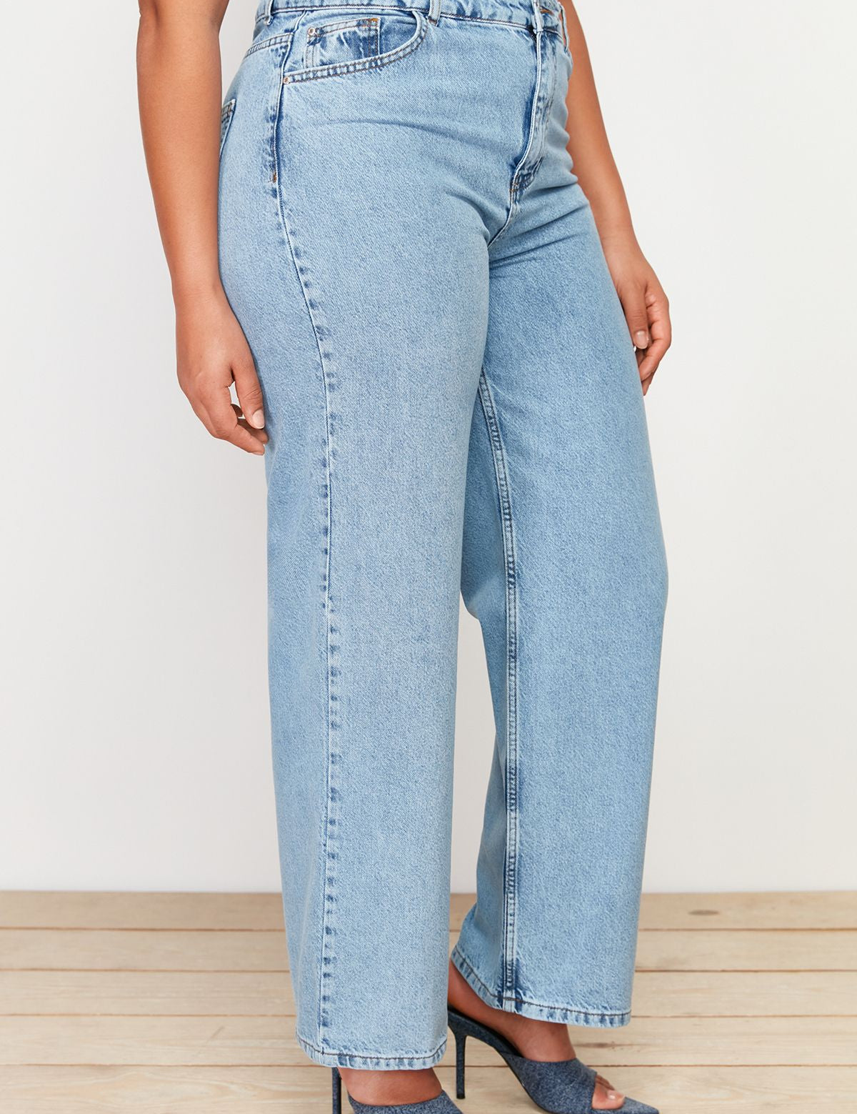 High-waisted light wash wide-leg denim jeans with a classic five-pocket design.

Light Wash Jeans, Wide-Leg Denim, High-Waisted Jeans, Women’s Denim Pants, Casual Jeans, Versatile Wardrobe Staples

Women’s Bottoms > Denim > Wide-Leg Jeans