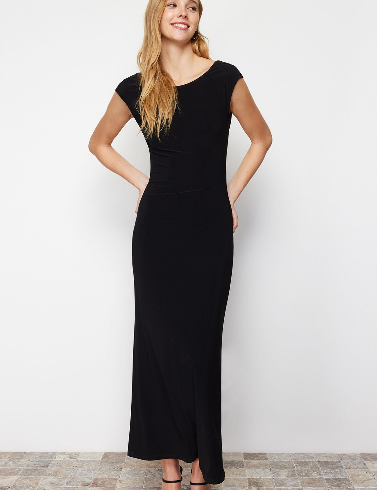             Black backless maxi dress
	•	Women’s open-back evening     
             gown
	•	Sleeveless black party dress
	•	Elegant formal dress for women
	•	Minimalist black dress for events
	•	Women’s evening gown with  
              open back
	•	Cocktail maxi dress black
	•	Lightweight black dress with sleek fit
	•	Backless dress for weddings
	•	Statement black dress for special