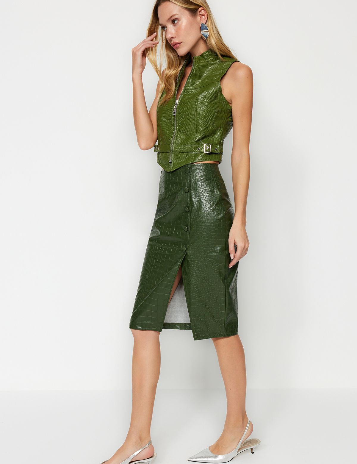 
          Green croc-embossed leather 
           skirt
	•	Faux leather pencil skirt women
	•	Green leather-look midi skirt 
             with slit
	•	Croc-effect high-waisted skirt
	•	Stylish faux leather office skirt
	•	Green leather statement skirt outfit
	•	Button-front pencil skirt midi length
	•	Women’s fall and winter fashion skirt