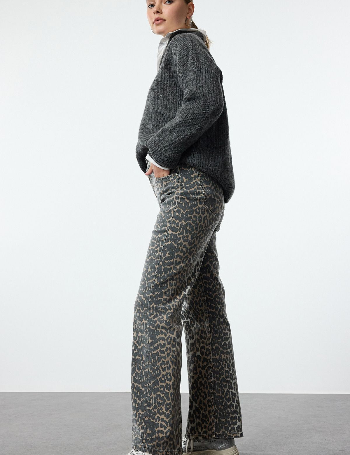             Leopard print jeans
	•	High-rise denim pants
	•	Animal print jeans
	•	Women’s trendy jeans
	•	Leopard print high-waisted   
            jeans