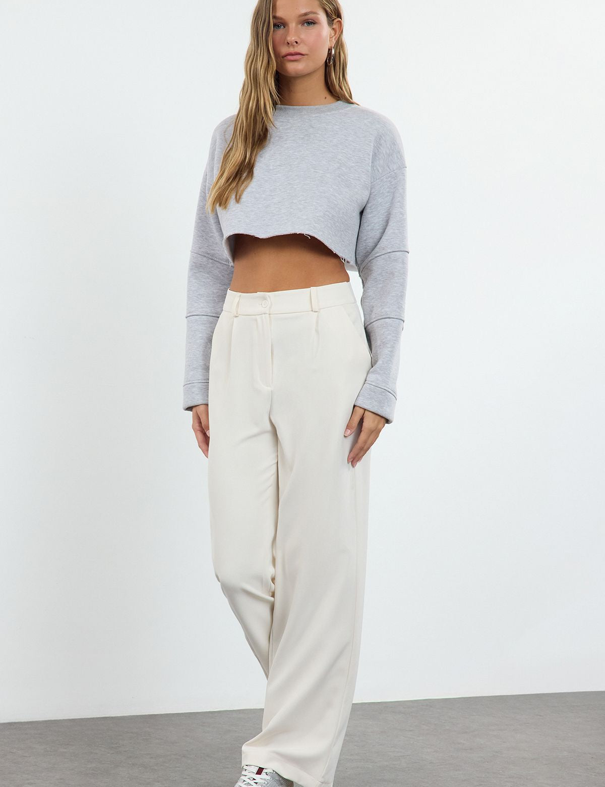 Cream wide-leg trousers
	•	High-waisted casual pants
	•	Women’s cream trousers
	•	Wide-leg pants for women
	•	Elegant cream trousers