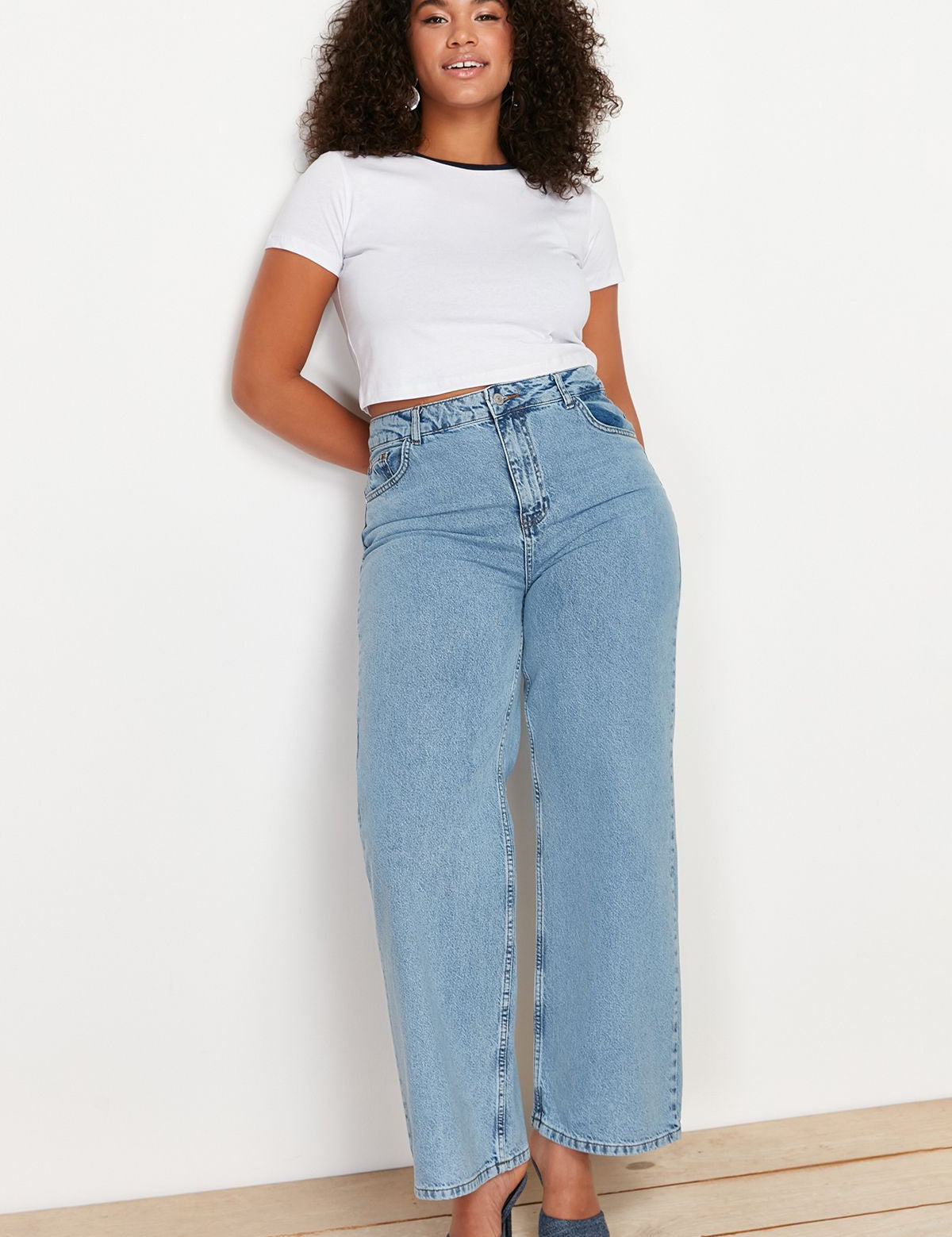 High-waisted denim jeans, light wash wide-leg jeans, women’s relaxed fit jeans, trendy casual denim pants, versatile blue jeans