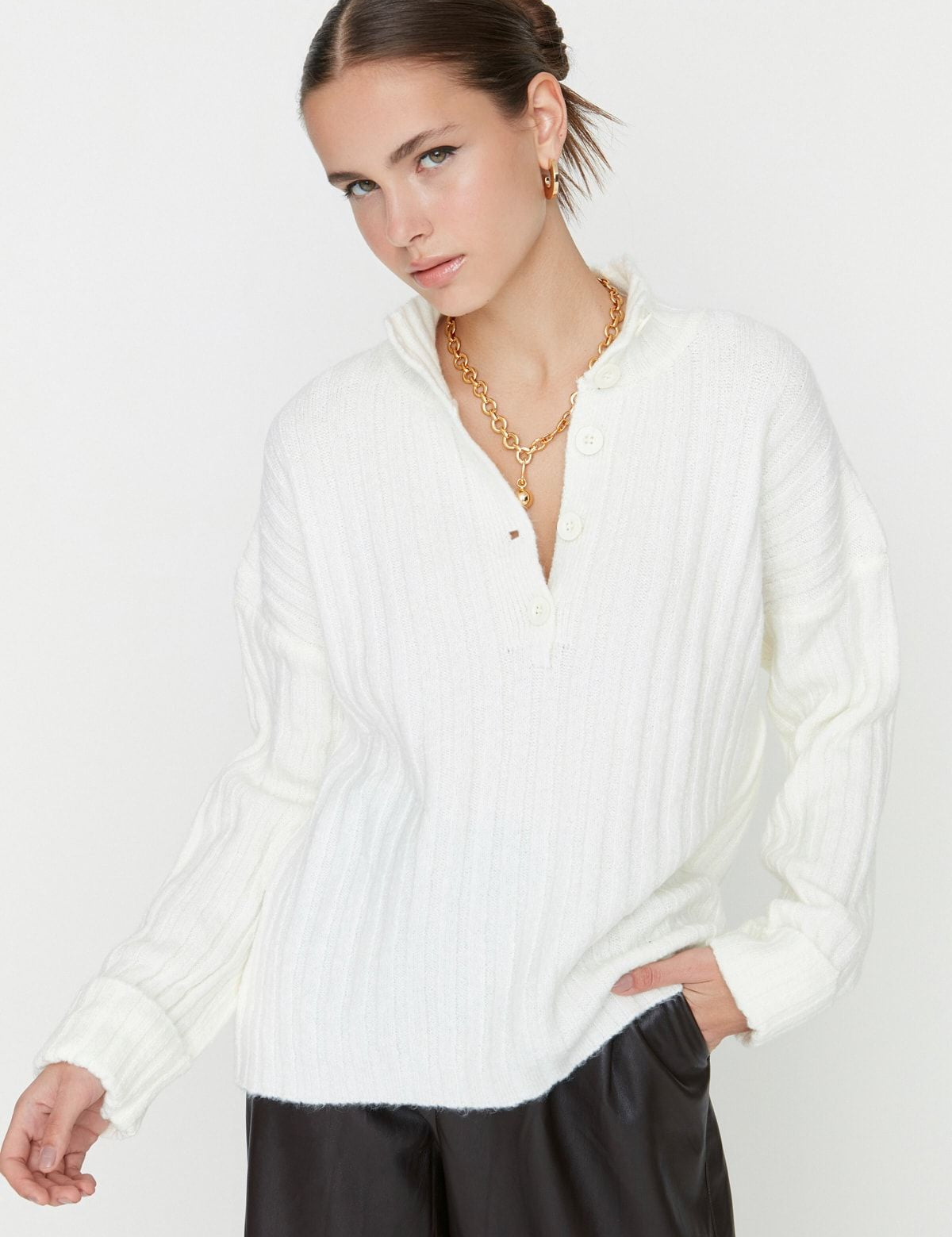 •	White ribbed button-up sweater for women
	•	Collared knit sweater with buttons
	•	Elegant women’s sweater for casual wear
	•	Soft knit sweater with ribbed design
	•	Relaxed fit white sweater with collar
	•	Lightweight knitwear for fall and winter outfits
	•	Women’s button-up sweater for layering