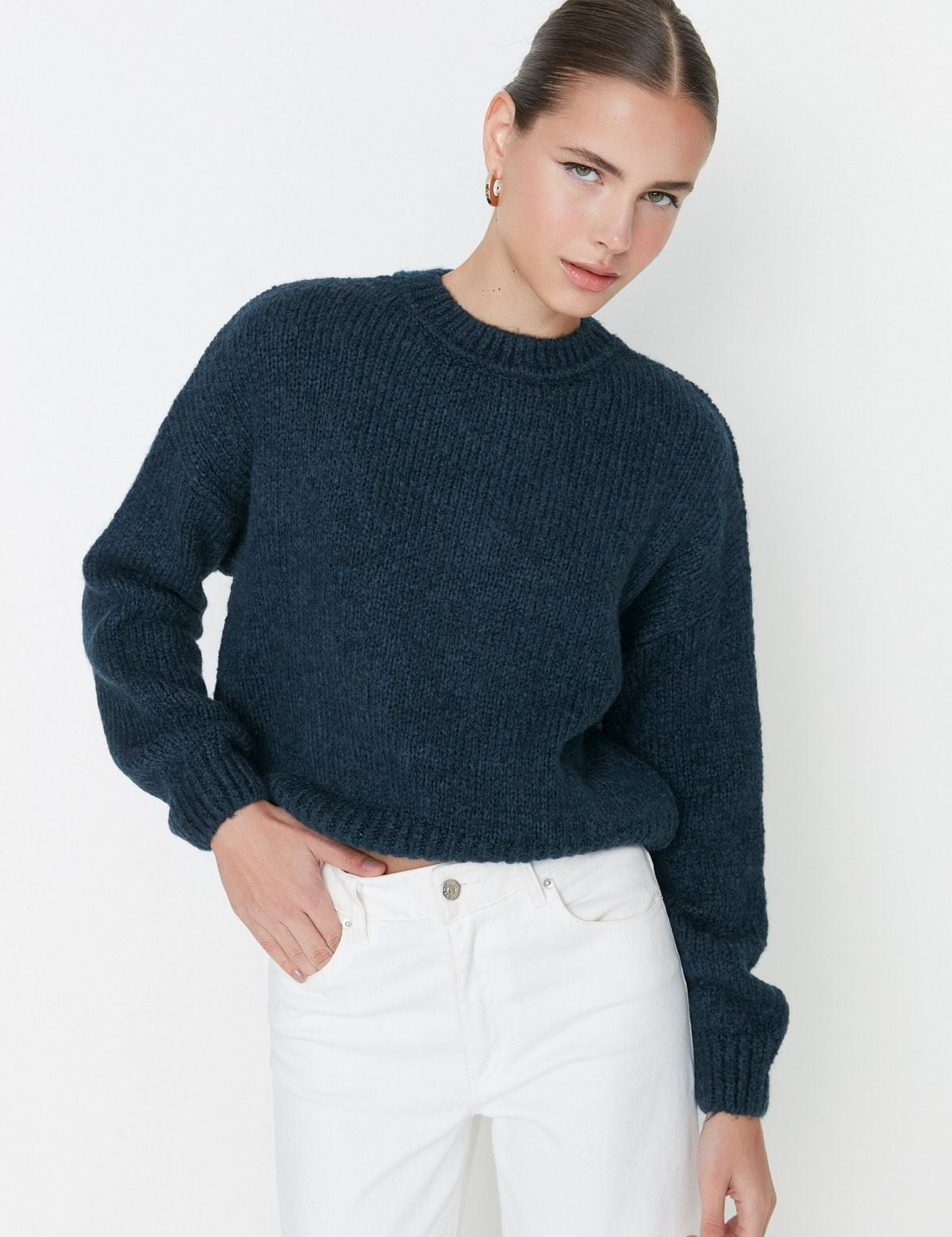 •	Navy blue knit sweater for women
	•	Soft crewneck sweater with long sleeves
	•	Cozy women’s winter knitwear
	•	Relaxed fit navy sweater for casual outfits
	•	Classic blue sweater for layering
	•	Warm women’s knit sweater for fall and winter
	•	Versatile crewneck sweater for everyday wear