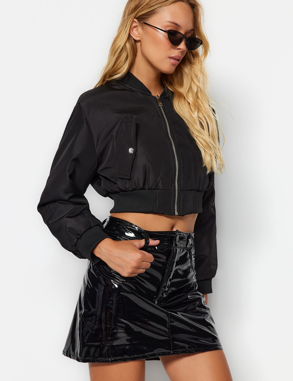 Black vinyl mini skirt
	•	High-gloss women’s mini skirt
	•	Shiny leather-look skirt for nights out
	•	Edgy black mini skirt
	•	Vinyl high-waisted mini skirt