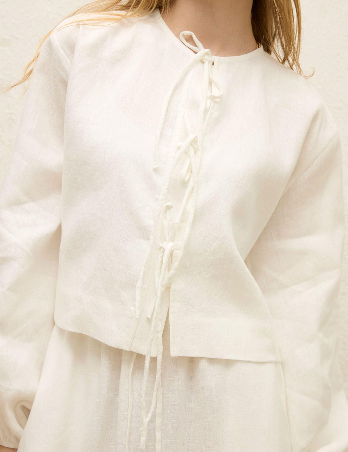  “Discover the perfect summer look with our chic white linen blouse featuring a stylish lace-up detail. Made from 100% breathable linen, this blouse offers ultimate comfort and effortless elegance. Shop now for versatile summer fashion. #LinenBlouse #SummerStyle #ElegantFashion”