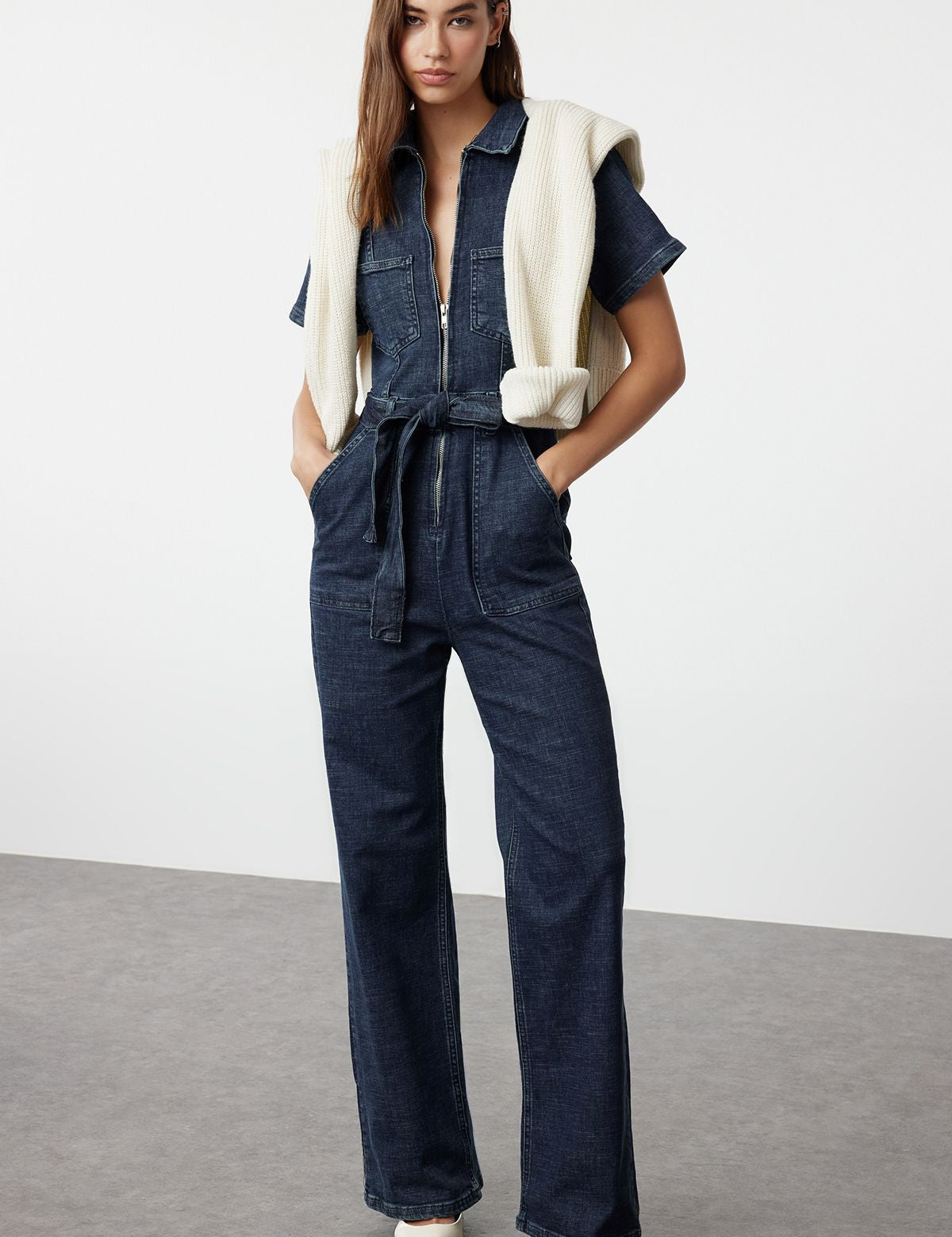 Denim jumpsuit women
	•	Belted jumpsuit outfit
	•	One-piece denim fashion
	•	Stylish women’s jumpsuit
	•	Casual jumpsuit with pockets