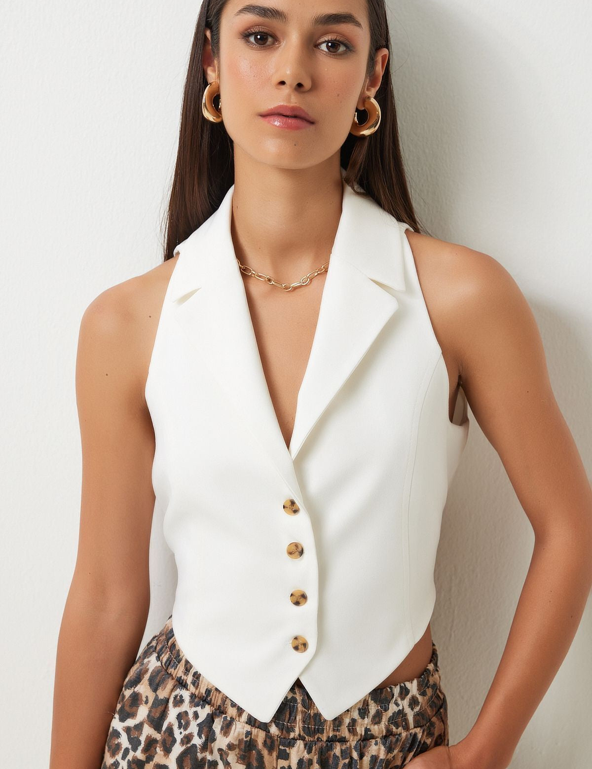 
Discover our chic white tailored vest, perfect for both casual and formal occasions. Featuring a notched lapel, button-down front, and a flattering fitted silhouette, this versatile vest adds sophistication to any outfit. Shop now for timeless women’s fashion.