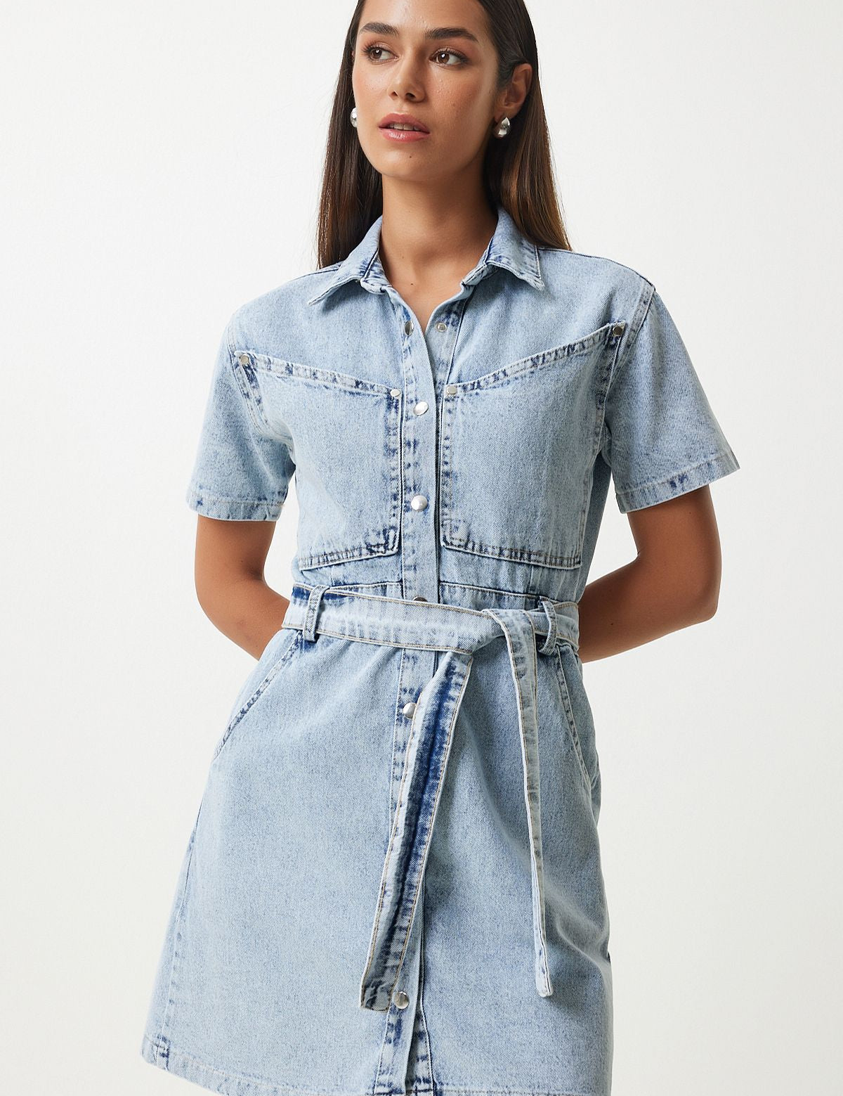 
Step into casual chic style with our Light Wash Denim Shirt Dress. Featuring a classic collar, button-down front, and tie waist, this versatile dress is perfect for everyday wear. Shop now at atikastyle for the latest in denim fashion.


	•	Light wash denim shirt dress
	•	Women’s denim dress
	•	Button-down denim dress
	•	Tie waist denim dress
	•	Casual chic dress
	•	Classic collar dress
	•	Short sleeve denim dress
	•	Versatile denim dress
	•	Everyday denim dress
	•	Stylish women’s dres