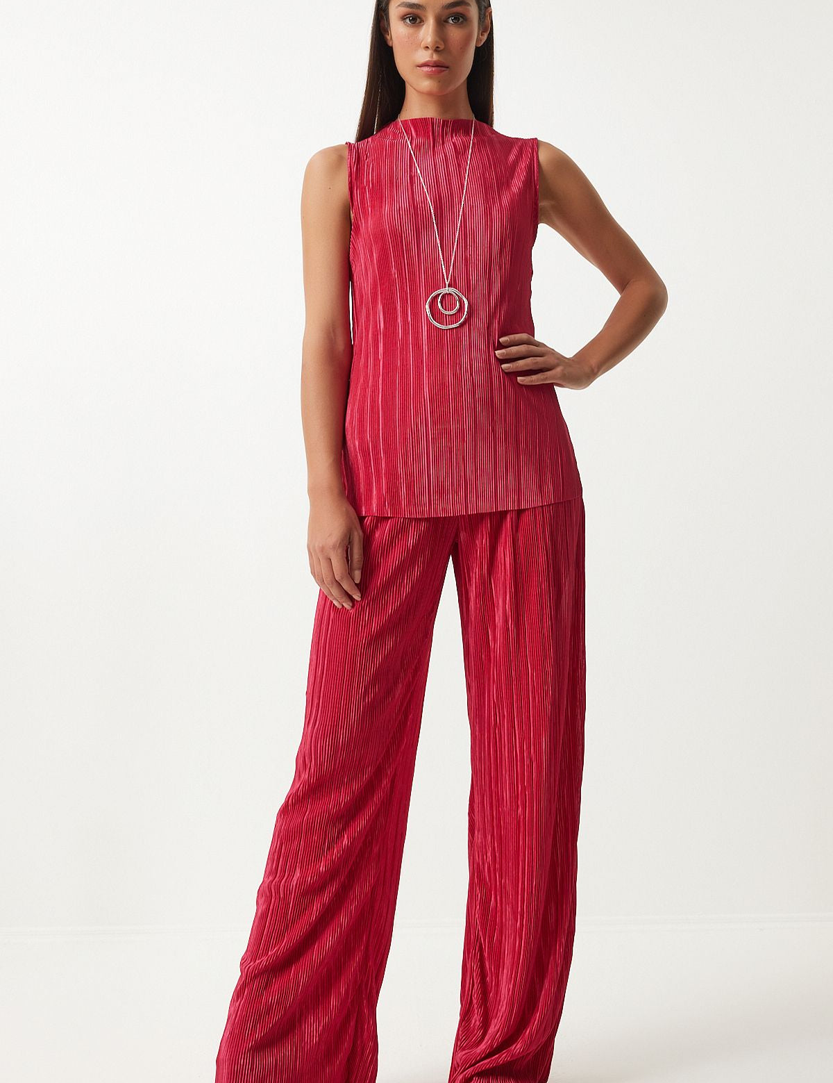 •	Red sleeveless top set
	•	Wide-leg trousers set
	•	Red high-waisted trousers
	•	Women’s casual wear
	•	Chic red outfit
	•	Relaxed fit top
	•	Stylish loungewear
	•	Modern casual fashion
	•	Comfortable women’s set
	•	Red two-piece 