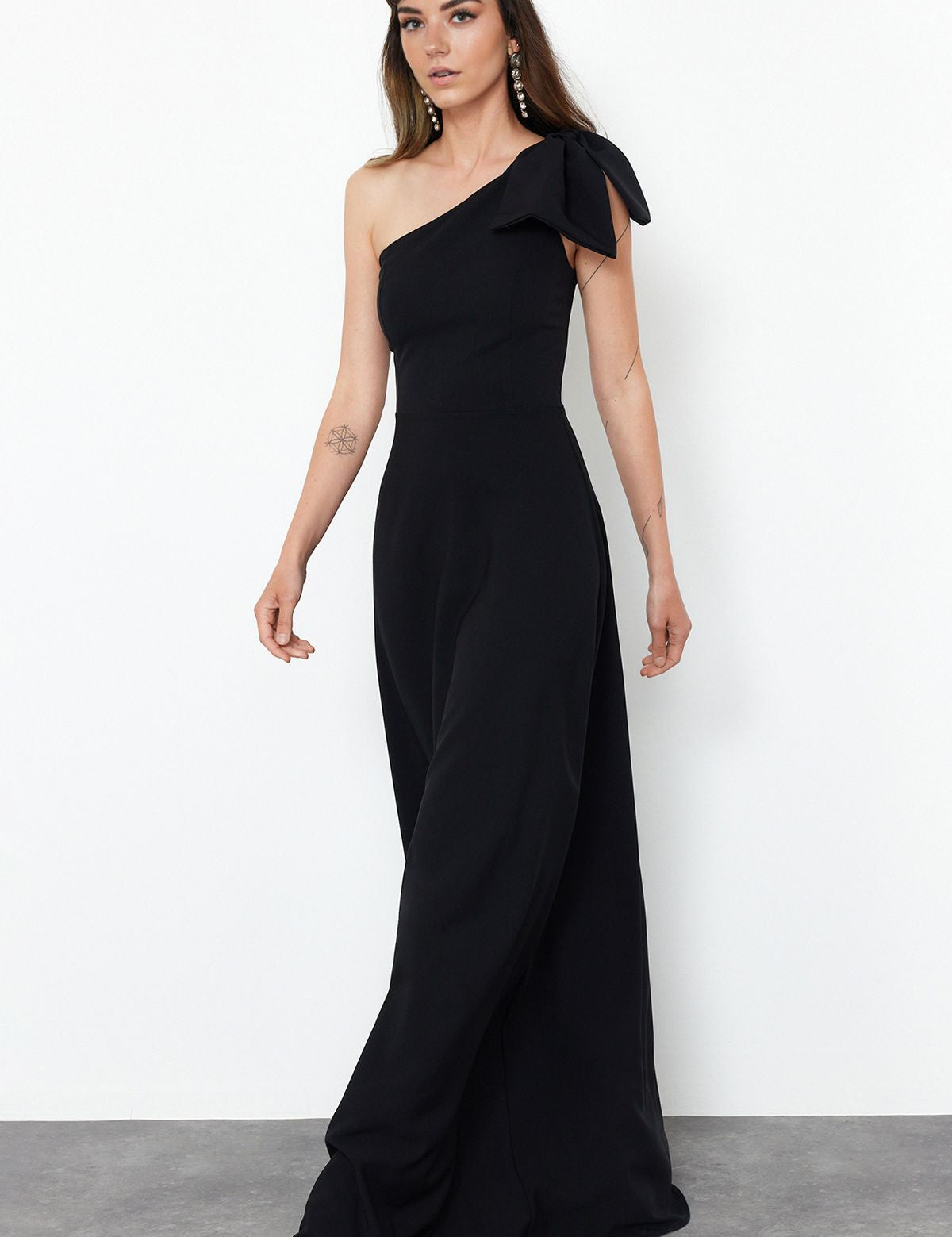 ONYX ONE-SHOULDER GOWN