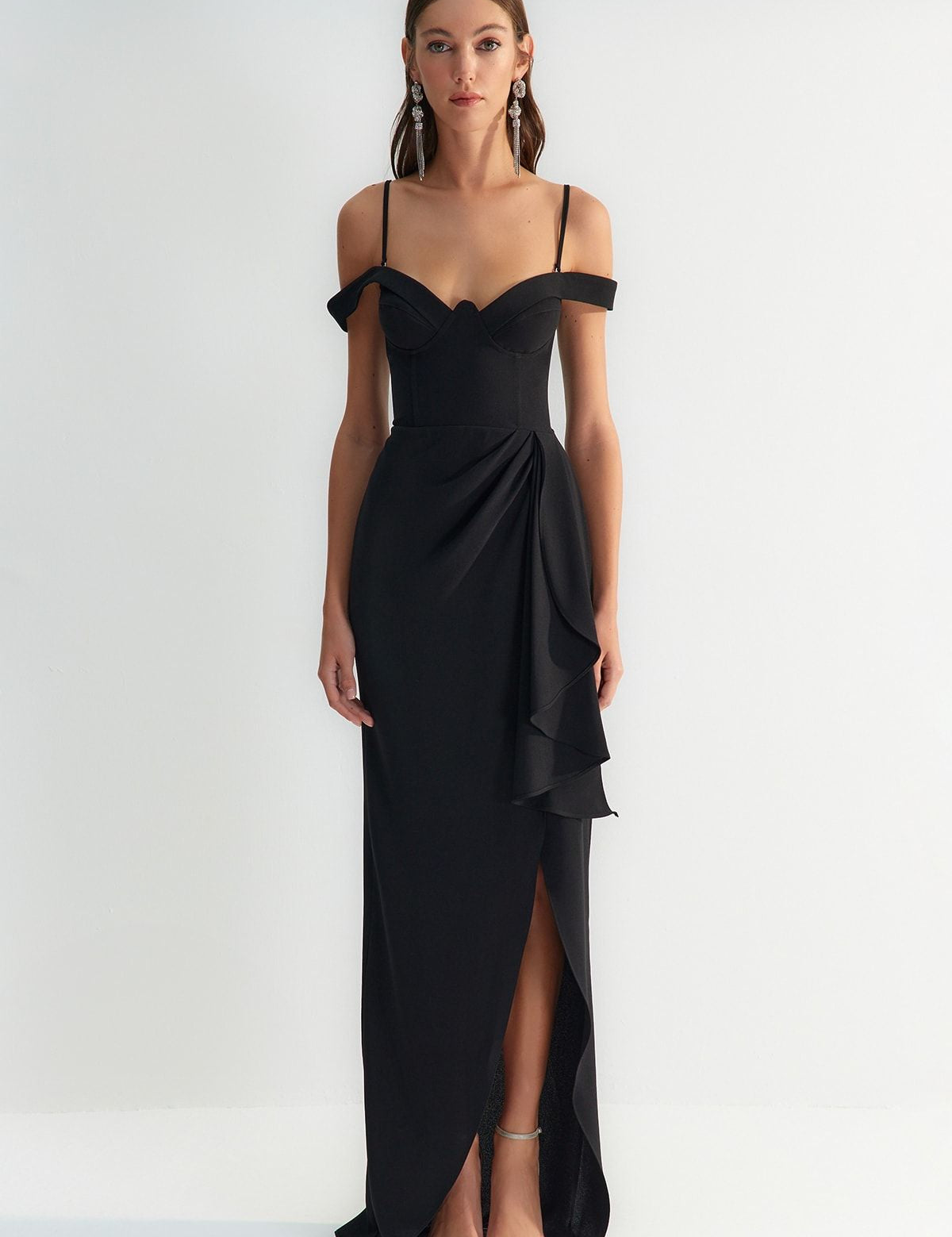 Black evening gown
• Off-the-shoulder dress
• Formal black dress
• Elegant evening wear
• Sweetheart neckline gown
• Draped detail dress
• High slit evening gown
• Women’s formal dress
• Glamorous black gown
• Evening dress for event