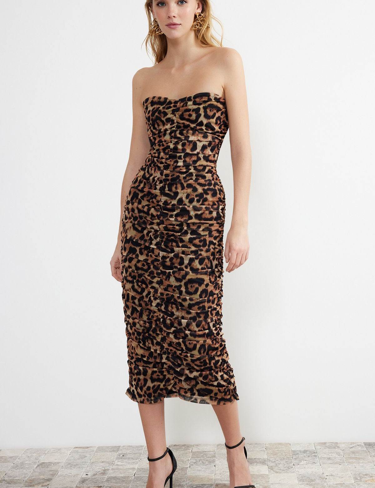 
	•	Leopard print dress
	•	Strapless midi dress
	•	Ruched leopard print dress
	•	Women’s animal print dress
	•	Elegant evening dress
	•	Statement party dress
	•	Bold print dress for women
	•	Stylish strapless dress