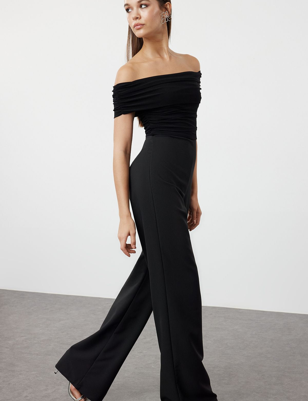 
      Off-shoulder black jumpsuit for women
	•	Wide-leg black evening jumpsuit
	•	Elegant formal jumpsuit for cocktail parties
	•	Women’s fitted off-shoulder jumpsuit
	•	Black jumpsuit for weddings and events
	•	Stylish black wide-leg jumpsuit outfit
	•	Sophisticated women’s jumpsuit for special occasions