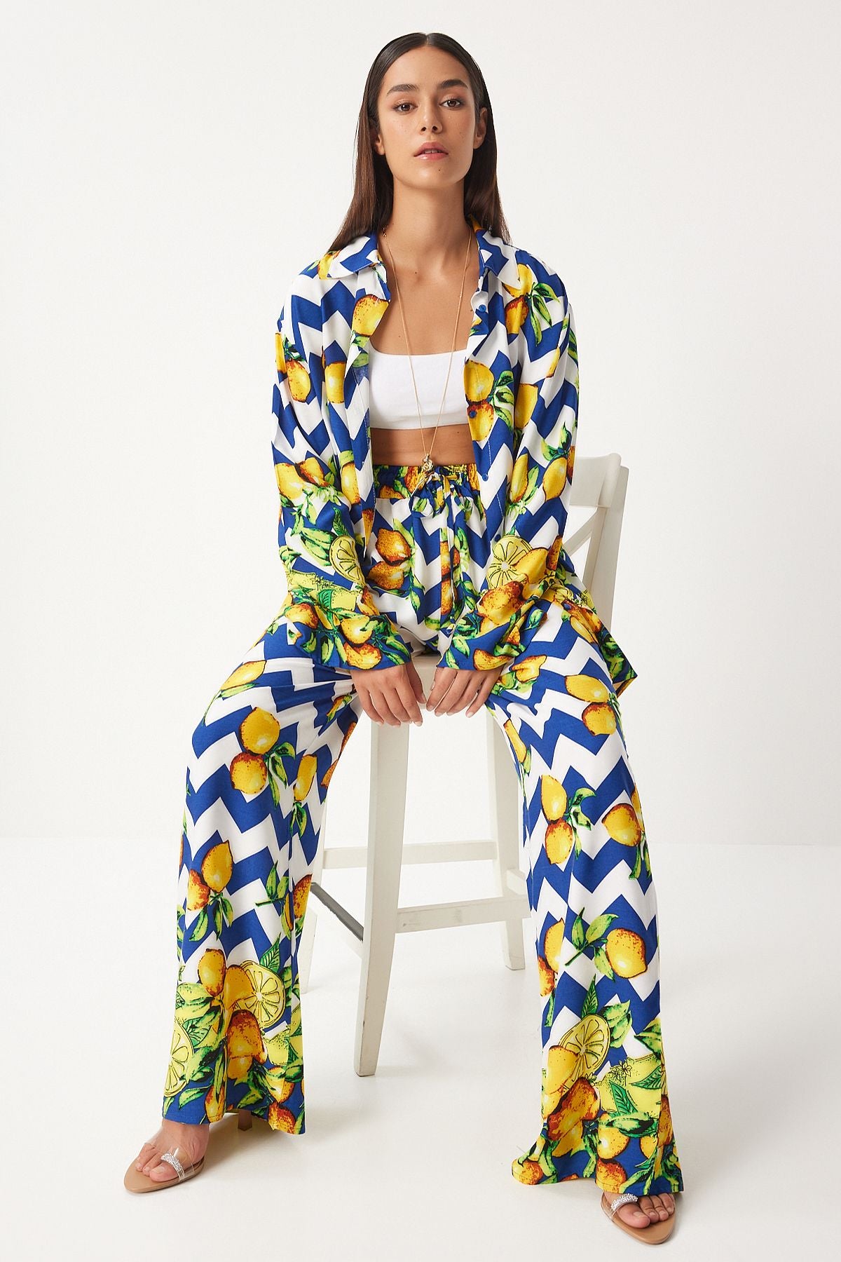  Make a bold statement with our Lemon Print Two-Piece Set. Featuring a playful lemon print on a striking chevron pattern, this vibrant and comfortable set is perfect for casual outings and summer parties. Shop now for stylish and fun fashion!
