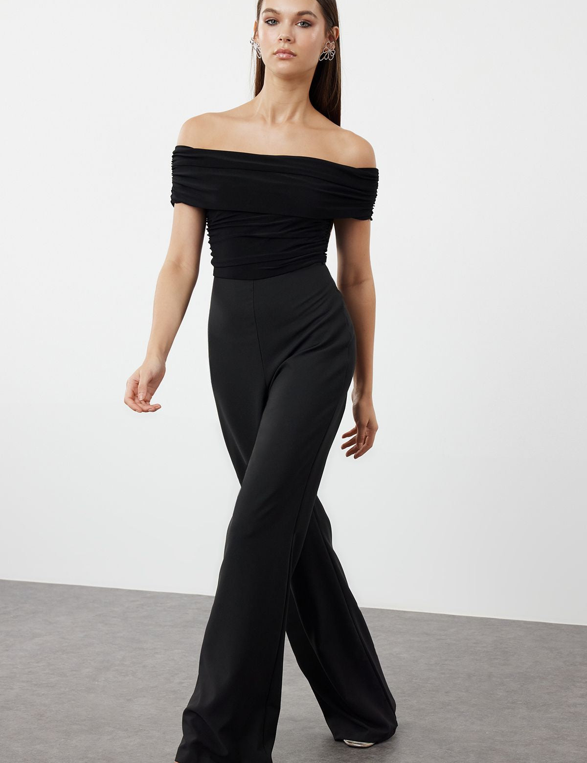 Off-Shoulder Black Wide-Leg Jumpsuit – Elegant Women’s Evening Wear

Elevate your style with this off-shoulder black wide-leg jumpsuit, perfect for evening events and formal occasions. Shop now for timeless elegance and comfort!